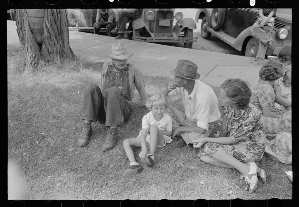 Farm people on the courthouse lawn at Tahlequah, July 1939, thirty years after the school closed.