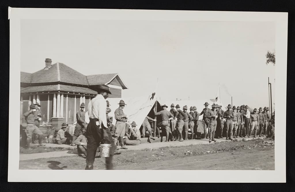 Soldiers queue at a Red Cross canteen. The Library's summary names no one in this photograph.