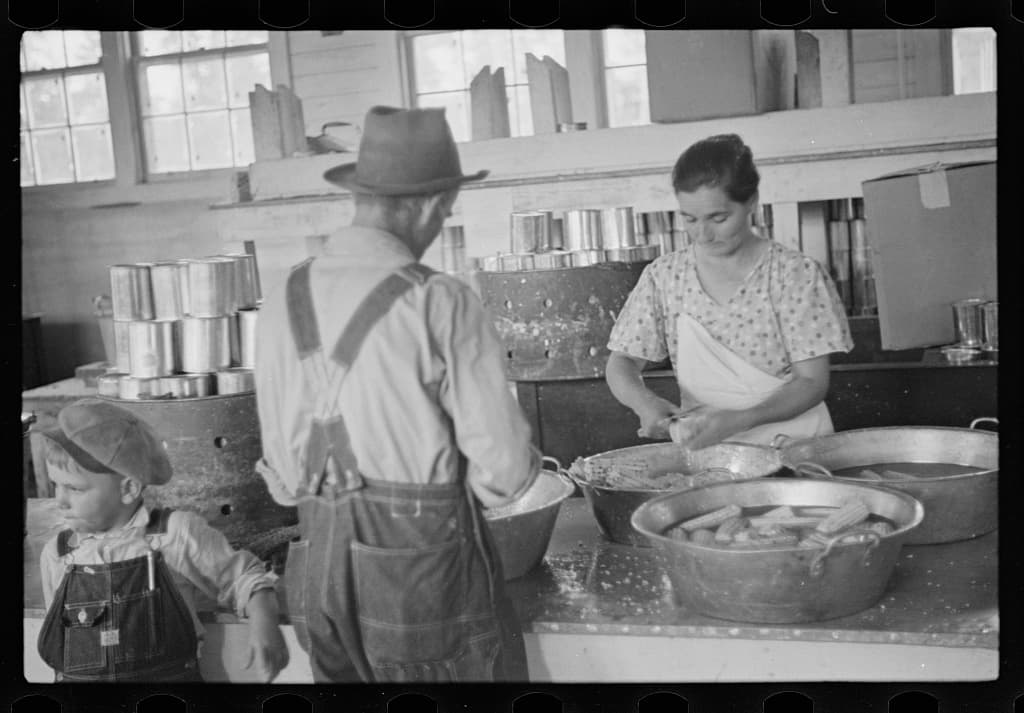 Community canning at Dyess, September 1935. The colony shared its equipment.