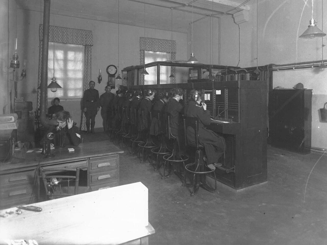 Telephone operators at Barracks 66, Tours, on 29 April 1918.